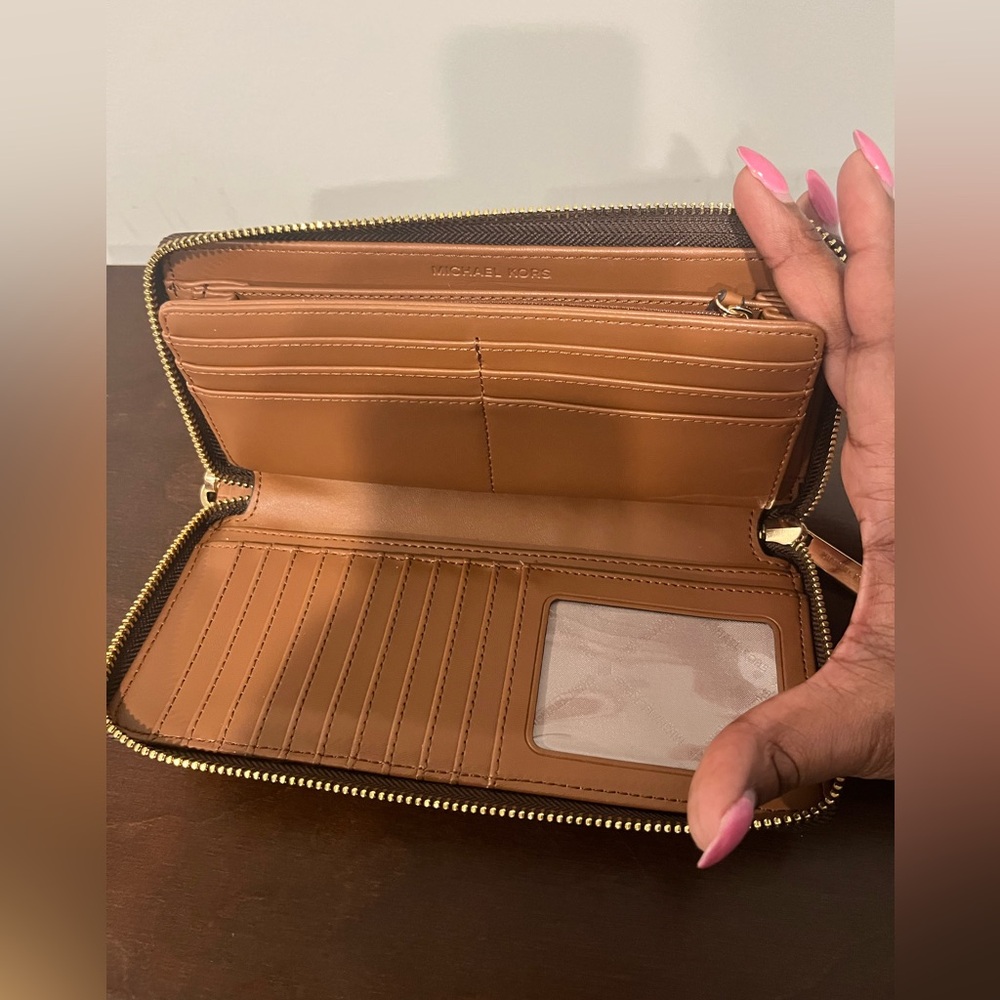 ⭐️ Authentic Michael Kors Large Logo Continental Wallet ⭐️ - Picture 4 of 6